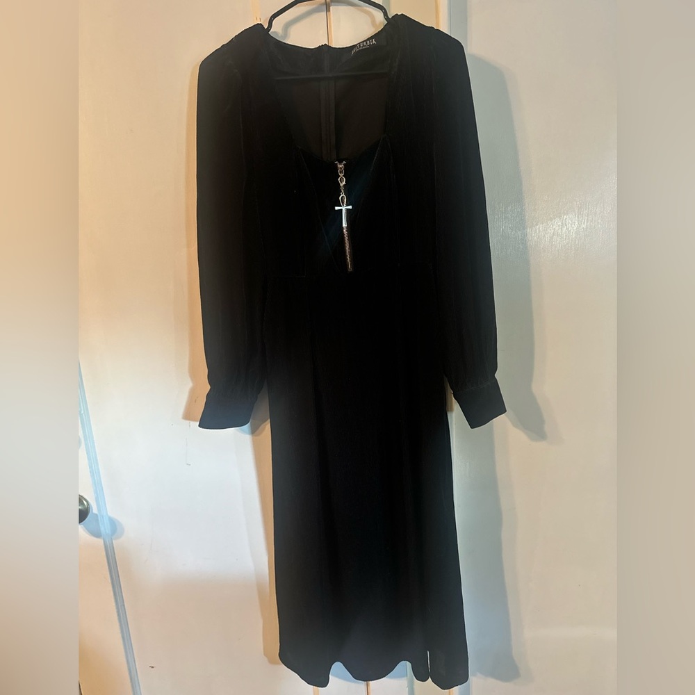 Disturbia Legacy Zip Front Midi Dress
Size 8 - Picture 5 of 7